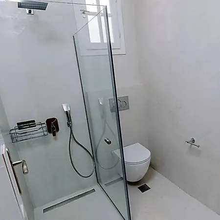 Hercules Luxury Living 4*