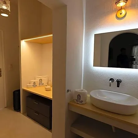 Hercules Luxury Living 4*